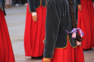 Halk festivalinde geleneksel bas dansı
