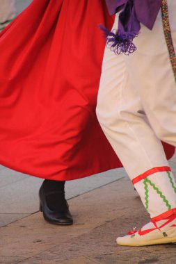 Bir sokak festivalinde Bask halk dansı