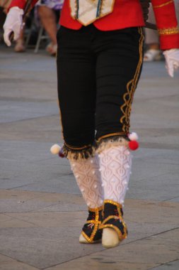 Bir sokak festivalinde Bask halk dansı