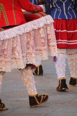 Bir sokak festivalinde Bask halk dansı