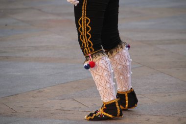 Bir sokak festivalinde Bask halk dansı