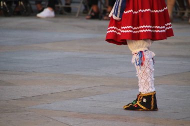 Bir sokak festivalinde Bask halk dansı
