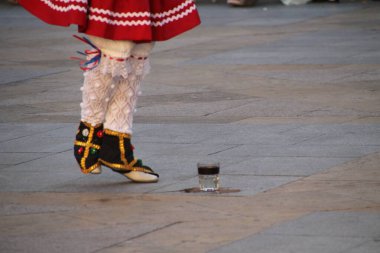 Bir sokak festivalinde Bask halk dansı