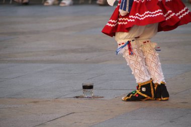 Bir sokak festivalinde Bask halk dansı
