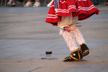 Bir sokak festivalinde Bask halk dansı