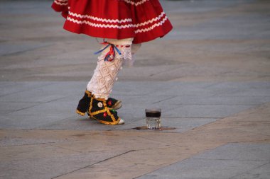 Bir sokak festivalinde Bask halk dansı