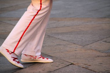 Bir sokak festivalinde Bask halk dansı