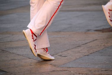 Bir sokak festivalinde Bask halk dansı