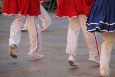 Bir sokak festivalinde Bask halk dansı