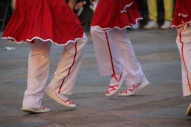 Bir sokak festivalinde Bask halk dansı