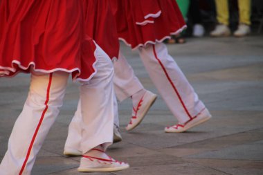 Bir sokak festivalinde Bask halk dansı