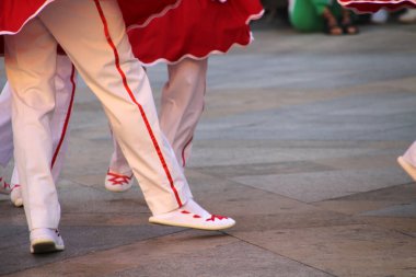 Bir sokak festivalinde Bask halk dansı
