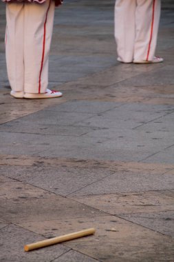 Bir sokak festivalinde Bask halk dansı