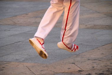 Bir sokak festivalinde Bask halk dansı