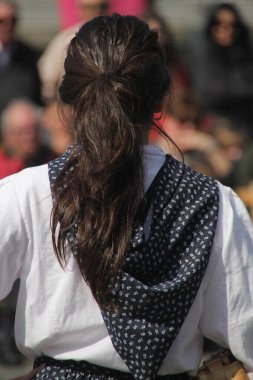 Halk festivalinde geleneksel bas dansı