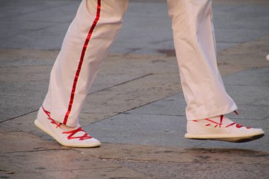 Halk festivalinde geleneksel bas dansı