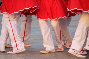 Halk festivalinde geleneksel bas dansı