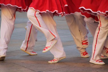 Halk festivalinde geleneksel bas dansı