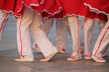 Halk festivalinde geleneksel bas dansı