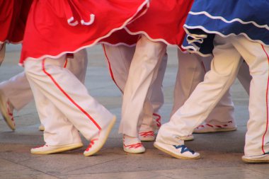 Halk festivalinde geleneksel bas dansı