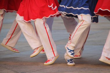 Halk festivalinde geleneksel bas dansı