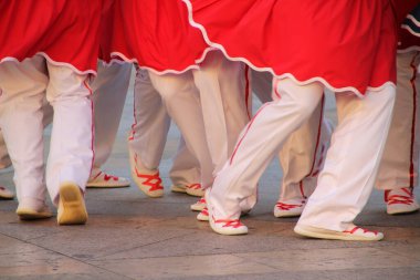 Halk festivalinde geleneksel bas dansı