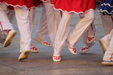 Halk festivalinde geleneksel bas dansı