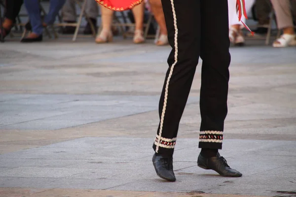ストリートフェスティバルでのバスク民俗舞踊 — ストック写真