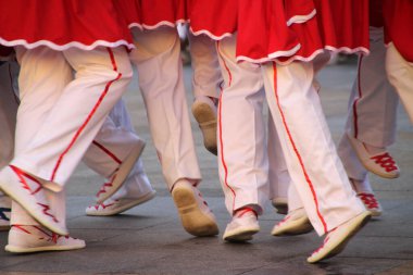 Halk festivalinde geleneksel bas dansı