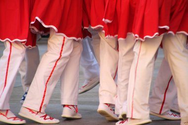 Halk festivalinde geleneksel bas dansı