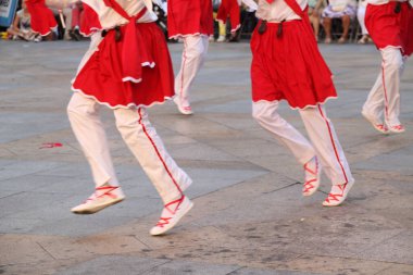 Halk festivalinde geleneksel bas dansı