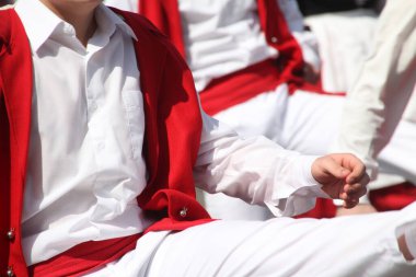 Halk festivalinde geleneksel bas dansı