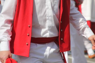 Halk festivalinde geleneksel bas dansı