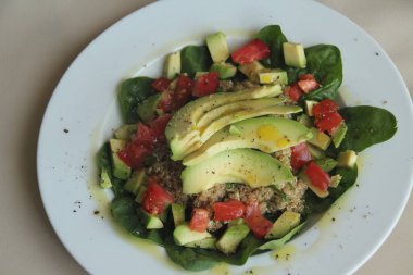 avokado ve kinoalı salata