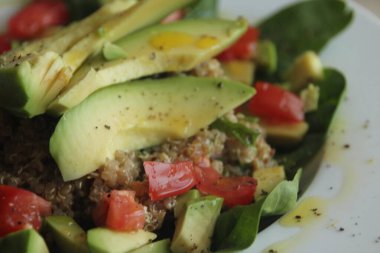 avokado ve kinoalı salata