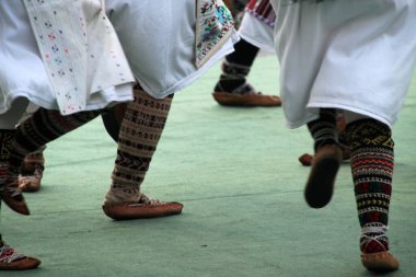 Sırp halk dansları bir sokak festivalinde