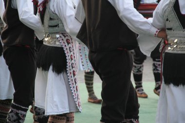 Sırp halk dansları bir sokak festivalinde