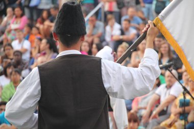 Sırp halk dansları bir sokak festivalinde