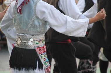 Sırp halk dansları bir sokak festivalinde