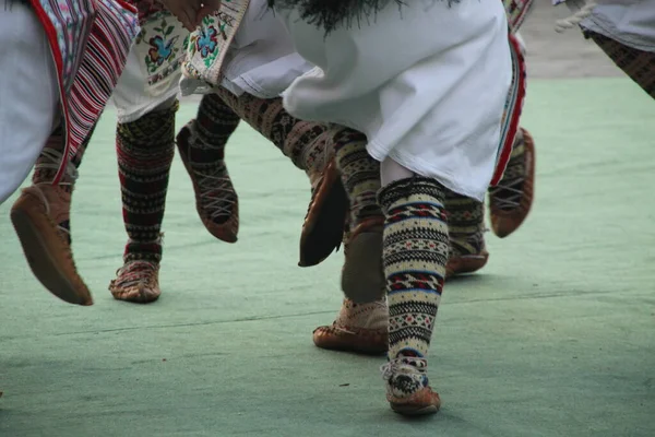 ストリートフェスティバルでセルビアの民俗舞踊 — ストック写真