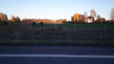 İsveç otoyolunda araba kullanmak.