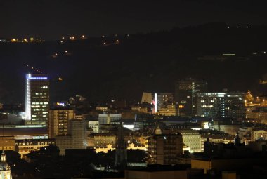 Gece Bilbao 'nun panoramik görüntüsü