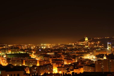 Gece Bilbao 'nun panoramik görüntüsü