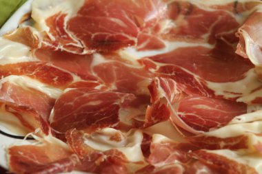 Tabak dolusu jambon.