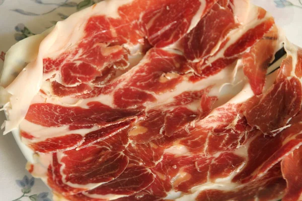 Piatto Pieno Prosciutto Crudo — Foto Stock