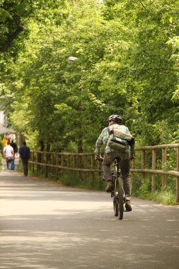 Kentsel bir ortamda bisiklet sürmek