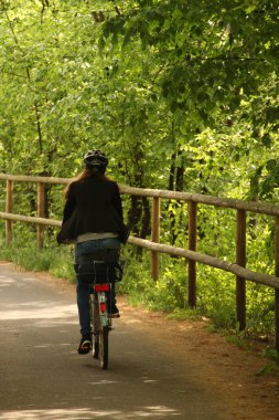 Kentsel bir ortamda bisiklet sürmek