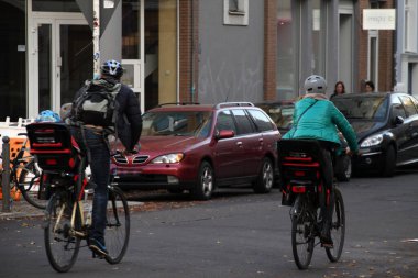 Kentsel bir ortamda bisiklet sürmek