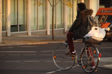 Kentsel bir ortamda bisiklet sürmek