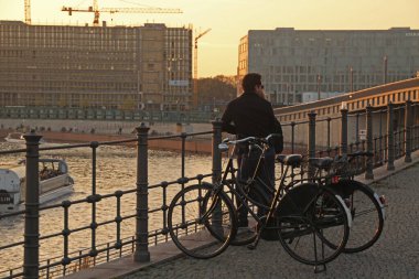 Kentsel bir ortamda bisiklet sürmek